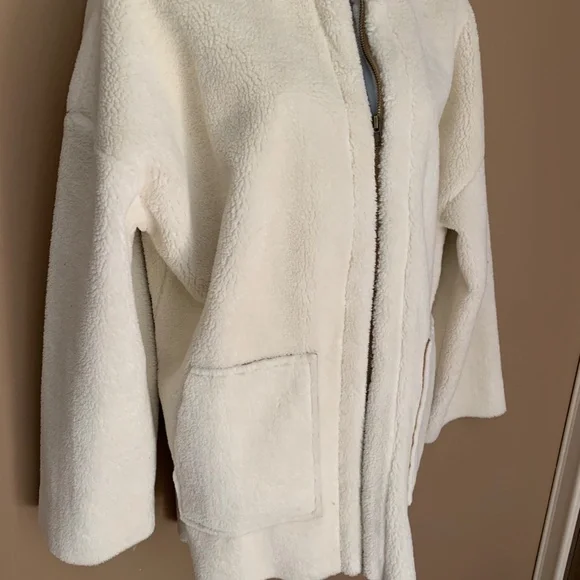 New Michael Stars jacket in beautiful ivory sherpa. Cozy fit and warm Size M. - Picture 4 of 5